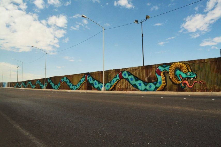 Lejos de querer representar la triste problemática de la migración en la frontera entre México y EEUU, el artista Eustolio Pardo buscó convertir lo gris en un grito de libertad y color.