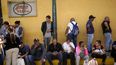 Familiares de personas detenidas durante las protestas contra Nicolás Maduro esperan noticias de sus seres queridos en las afueras de un centro de detención policial en Caracas. &nbsp;