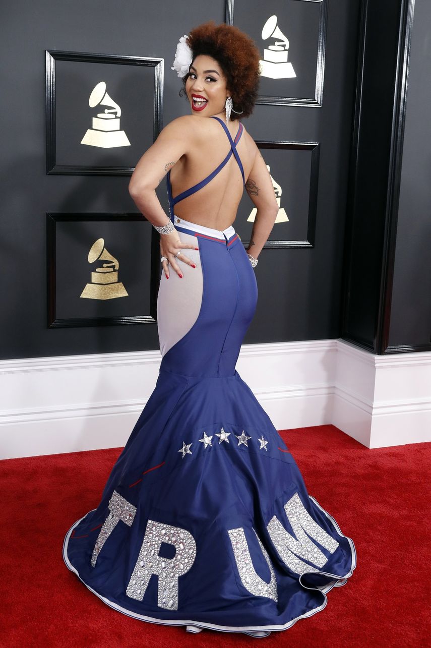 La cantante Joy Villa, a su llegada a la ceremonia de la 59 entrega de los premios Grammy.