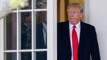 El presidente de Estados Unidos, Donald&nbsp;Trump, abandona el Despacho Oval, en Washington, Estados Unidos, este 3 de marzo de 2017, para viajar a Orlando, Florida.&nbsp;