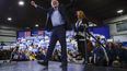 El precandidato presidencial del partido dem&oacute;crata y senador Bernie Sanders, acompa&ntilde;ado por su esposa, Jane OMeara Sanders, levanta los brazos durante una reuni&oacute;n proselitista en Essex Junction, Vermont, la noche del martes 3 de marzo de 2020.&nbsp;