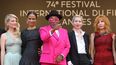 El director estadounidense y presidente del jurado del 74o Festival de Cine de Cannes, Spike Lee (C) posa con los miembros del jurado (de L), la actriz y directora francesa Melanie Laurent, la directora franco-senegalesa Mati Diop, la directora austriaca Jessica Hausner y la cantante franco-canadiense Mylene Farmer mientras llegan para la ceremonia de apertura y proyección de la película Annette en la 74 edición del Festival de Cine de Cannes en Cannes, sur de Francia, el 6 de julio de 2021.