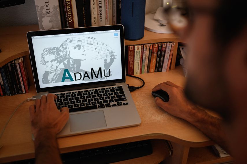 El diseñador de programas informáticos Florian Colombo trabaja con su software en Lausana el 2 de septiembre de 2021. Cuando el director Guillaume Berney marca el compás de apertura, suenan los primeros acordes en la sala de conciertos de Lausana de un fragmento de la Décima Sinfonía de Beethoven, una pieza que el gran compositor alemán nunca terminado.