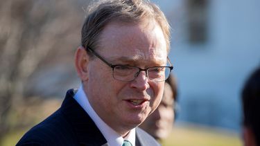 El presidente del Consejo de Asesores Económicos,&nbsp;Kevin&nbsp;Hassett, ofrece declaraciones a los medios en el exterior de la Casa Blanca en Washington D.C.&nbsp;