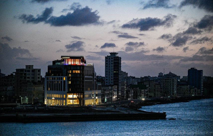 Un hotel está iluminado mientras el resto de edificios están a oscuras durante un corte de electricidad en La Habana el 4 de marzo de 2026.