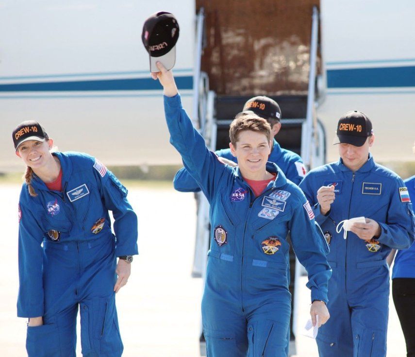 La comandante de la tripulación SpaceX Crew-10, Anne McClain, saluda a sus compañeros a su llegada a la Estación Espacial Internacional (EEI) del Centro Espacial Kennedy en Cabo Cañaveral, Florida, el 7 de marzo de 2025.&nbsp;