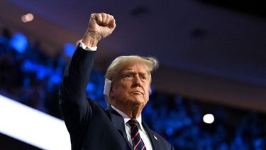 El expresidente Donald Trump alza su brazo en la Convención Nacional Republicana.