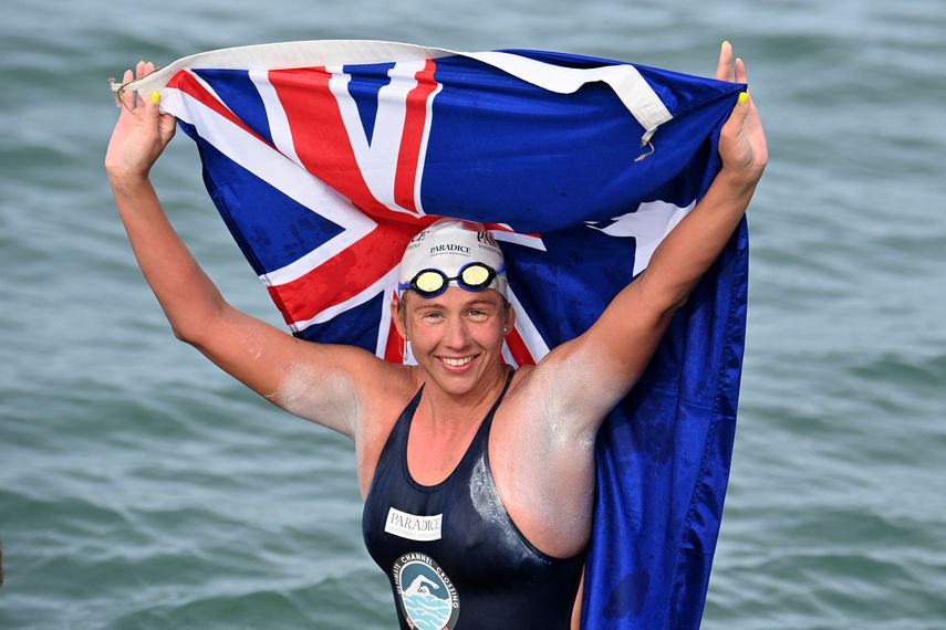 La nadadora australiana Chloe McCardel, 36 años, estableció este miércoles un nuevo récord al conseguir atravesar por 44ª ocasión el Canal de La Mancha
