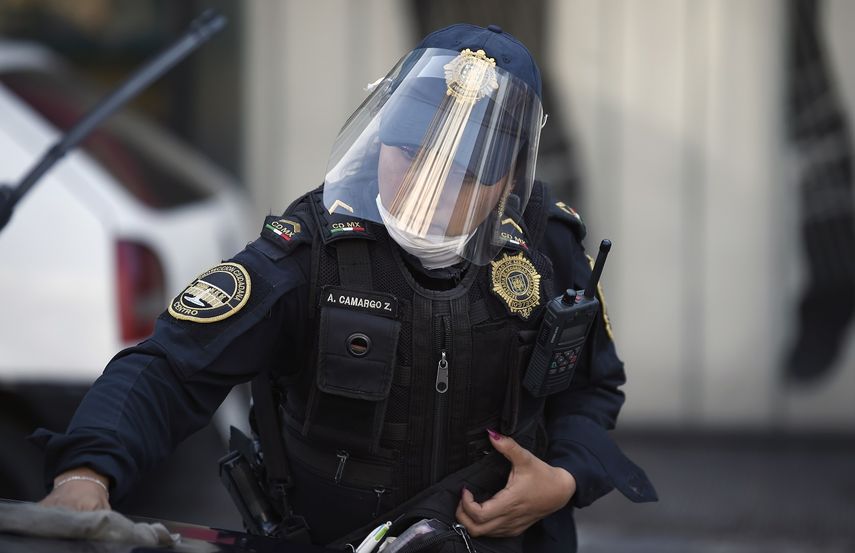 Una oficial de la Policía en México usa una máscara mientras investiga un caso, el 8 de abril de 2020.