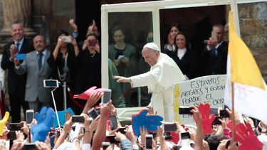 El papa Francisco saluda a miles de jóvenes en su primer recorrido por las calles de Colombia. 