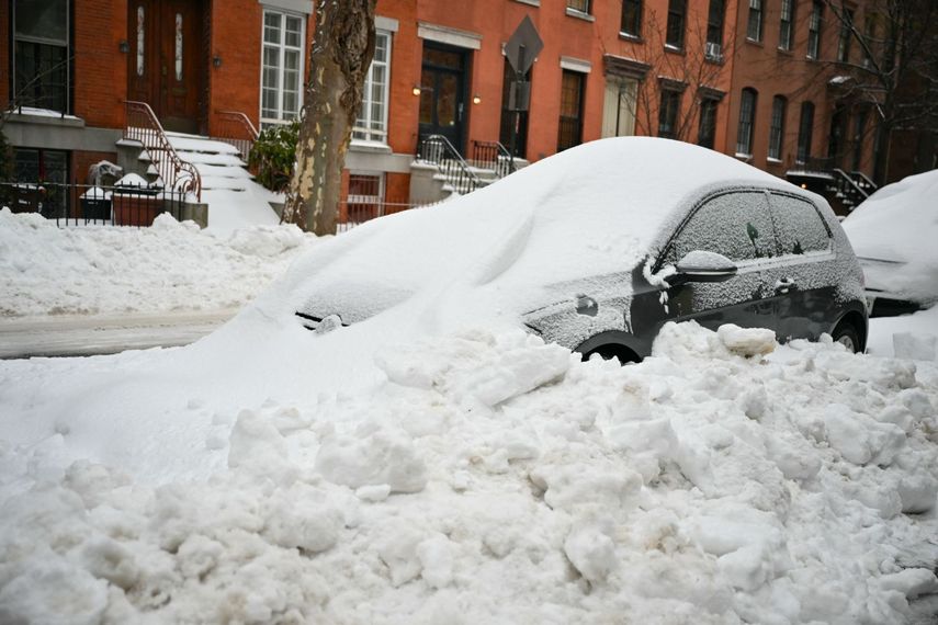 Un auto bajo la nieve en la barriada de Brooklyn, Nueva York.