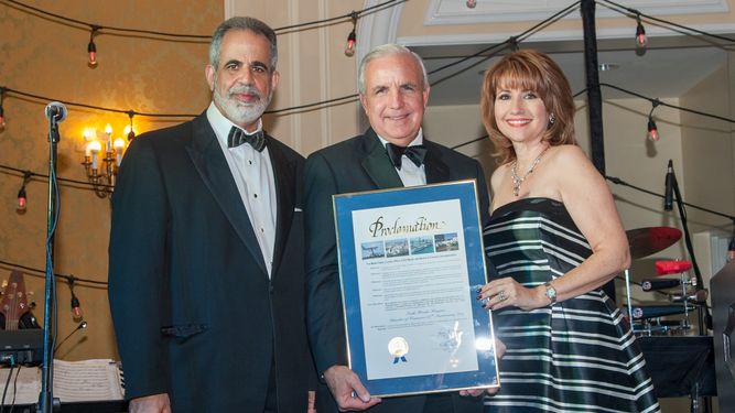 Ralph González-Jacobo, el alcalde de Miami-Dade County, Carlos Giménez y Liliam M. López.