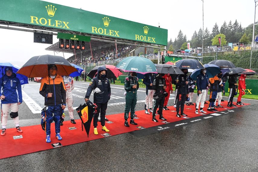 Los pilotos posan en la parrilla de salida antes del inicio del Gran Premio de Bélgica de Fórmula 1 en el circuito de Spa-Francorchamps en Spa