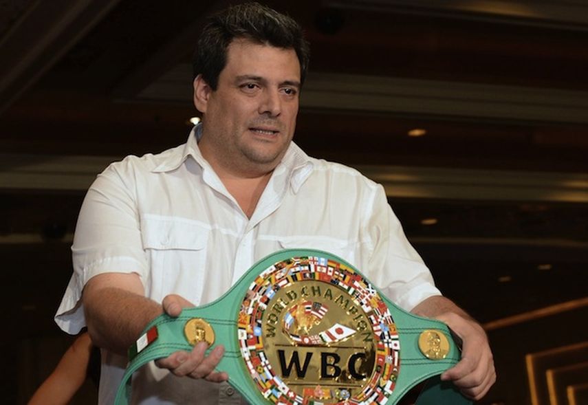 Sulaimán cataloga como criminal la idea de que boxeadores profesionales luchen contra amateurs. (ARCHIVO)