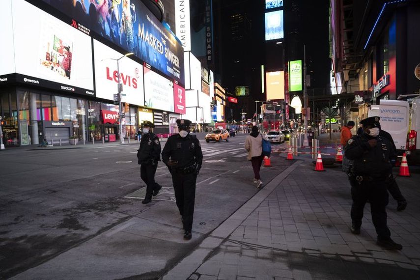 Agentes policiales patrullan a pie el &aacute;rea de Times Square en Nueva York el 29 de abril de 2020, durante la pandemia del coronavirus.&nbsp;