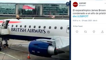 El exatleta paraolímpico James Brown, durante su protesta en 2019, sobre un avión de British Airways