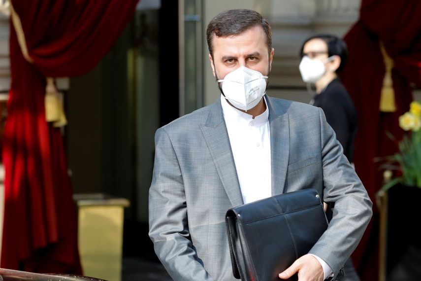 El representante de Irán en la Agencia Internacional de Energía Atómica, Kazem Gharib Abadi, sale del Grand Hotel Wien, donde se realizan conversaciones a puertas cerradas sobre el porgrama nclear iraní, el sábado, 1 de mayo del 2021, en Viena.&nbsp;