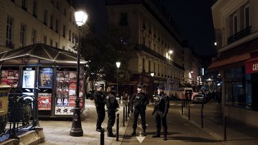 La policía francesa monta guardia junto al lugar donde un hombre atacó y apuñaló a varias personas en París, el 12 de mayo de 2018.&nbsp;