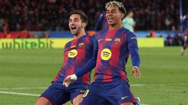 El español Ferran Torres (izq) celebra con su compatriota Lamine Yamal tras el cuarto gol del Barcelona en un partido, el 22 de noviembre de 2025.