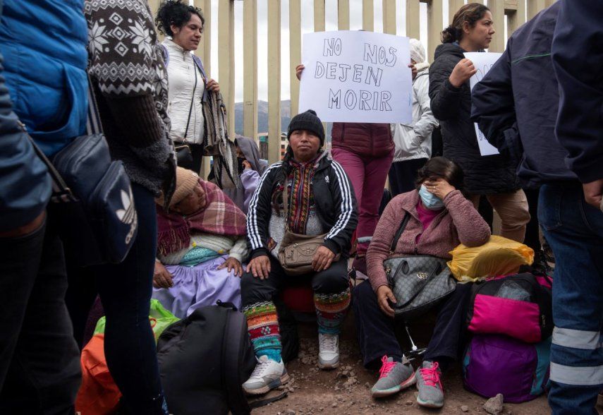 Turistas han convertido al aeropuerto de Cusco en su hogar debido a las protestas.
