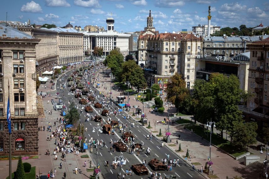 Viandantes observan una larga columna de tanques y vehículos de infantería rusos quemados capturados, expuestos en el bulevar Khreshchatyk del centro de Kiev, durante la celebración del Día de la Independencia, en Kiev, Ucrania, el 24 de agosto de 2023.