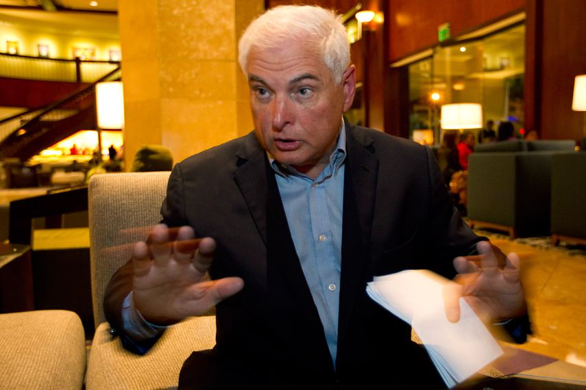 El expresidente panameño Ricardo Martinelli responde preguntas durante una entrevista en un hotel en Ciudad de Guatemala, el miércoles 28 de enero de 2015.(AP)