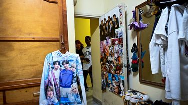 Samyla Trujillo, de 14 años, y Mikel Caballero, de 17, ingresan a su dormitorio en casa de su abuela en La Habana, el 24 de octubre de 2023. En Cuba, los adolescentes se apasionan por el K-pop, sumándose a los millones de fans en todo el mundo.