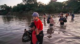 Migrantes centroamericanos cruzan el río Suchiate el jueves 23 de enero de 2020 desde Tecún Umán, Guatemala, a México.&nbsp;