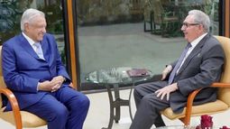 Una inusual sonrisa la del presidente de México Andrés Manuel López Obrador durante su encuentro con el dictador cubano Raúl Castro.&nbsp;
