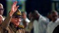 El dictador cubano Raúl Castro saluda durante un evento partidario en Santiago de Cuba.