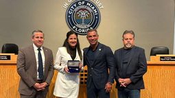 Dariel Fernández, Rosa Payá, Francis Suárez y Miguel Ángel Gabela durante la ceremonia de entrega. Dariel Fernández, Rosa Payá, Francis Suárez y Miguel Ángel Gabela durante la ceremonia de entrega.