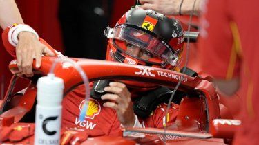 El piloto español de la escudería Ferrari, Carlos Sainz, sentado en su auto antes del inicio de la segunda sesión de práctica antes del Gran Premio de Arabia Saudí en Yeda, el jueves 7 de marzo del 2024.