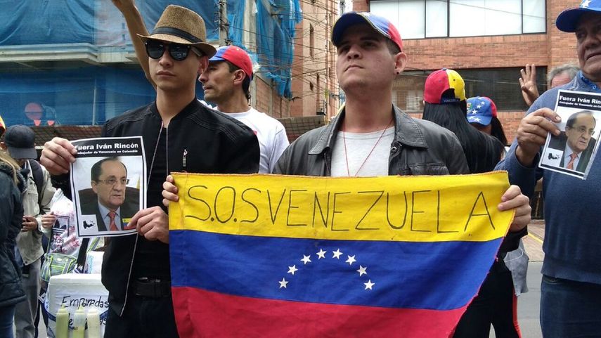 Durante la manifestación los venezolanos mostraron carteles en los que  se leía: fuera Iván Rincón, traidor a la patria, ¡culpable! por se  cómplice de la dictadura