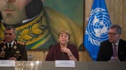 El ministro de Defensa, Vladimir Padrino López (i), la alta comisionada de Naciones Unidas para los derechos humanos, Michelle Bachelet, y el coordinador residente del sistema de las Naciones Unidas, Peter Grohmann.