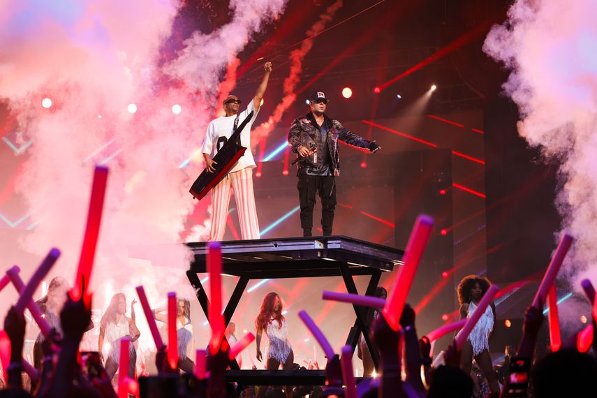 Wisin y Sergio George se presentan en la edición 21 de Premios Juventud desde el Coliseo de Puerto Rico José Miguel Agrelot, el 25 de julio de 2024.