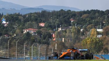 Un auto de McLaren en el Gran Premio de Turquía de 2020