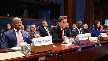 (De izquierda a derecha) El alcalde de la ciudad de Nueva York, Eric Adams; el alcalde de Denver, Michael Johnston; el alcalde de Chicago, Brandon Johnson; y la alcaldesa de Boston, Michelle Wu, testifican durante una audiencia del Comité de Supervisión y Reforma Gubernamental de la Cámara de Representantes titulada Una audiencia con los alcaldes de las ciudades santuario, realizada en el Capitolio en Washington, DC, el 5 de marzo de 2025.&nbsp;