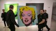 La pintura Shot Sage Blue Marilyn realizada por el artista Andy Warhol en 1964 es llevada a la sala de exhibiciones de Christies, el domingo 8 de mayo de 2022, en la ciudad de Nueva York.
