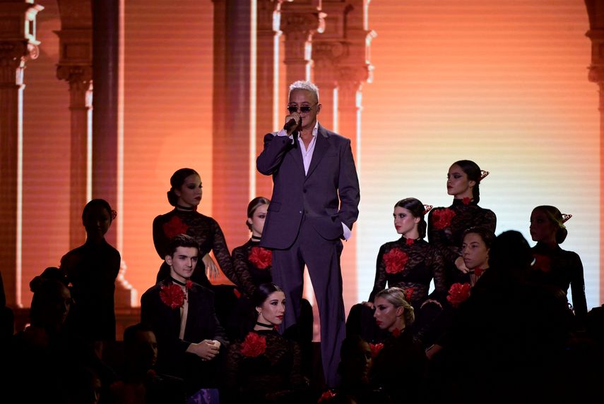 El cantante español Alejandro Sanz actúa durante la 24ª ceremonia anual de los Premios Grammy Latinos en el Centro de Conferencias y Exposiciones (FIBES) de Sevilla el 16 de noviembre de 2023.&nbsp;