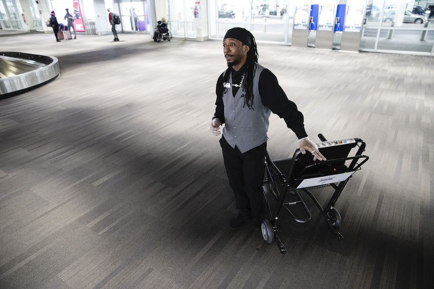 El asistente para personas necesitadas de sillas de ruedas Herbert Stewart aguarda con una silla vac&iacute;a en el Aeropuerto Internacional de Filadelfia, el jueves 19 de marzo de 2020.&nbsp;