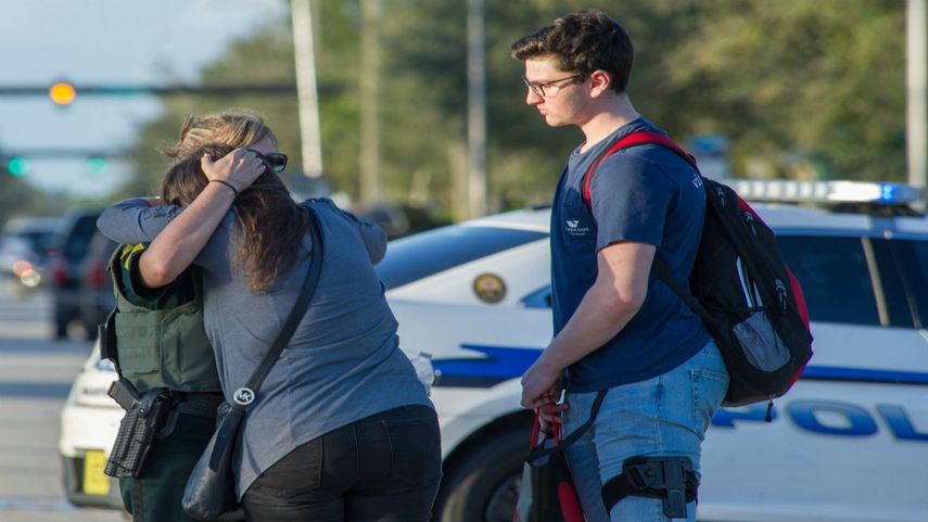 Una agente policial consuela a una mujer luego del tiroteo ocurrido en una secundaria en Parkland