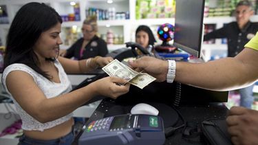 El pago en dólares en comercios se ha ido extendiendo en el territorio venezolano.