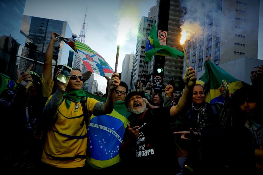Simpatizantes del presidente electo de&nbsp;Brasil&nbsp;Jair Bolsonaro manifiestan su apoyo este domingo 28 de octubre de 2018, en la avenida Paulista, en Sao Paulo (Brasil).&nbsp;&nbsp;