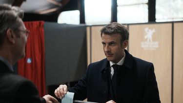 El presidente francés, Emmanuel Macron, emite su voto para la primera ronda de las elecciones presidenciales, el domingo 10 de abril de 2022 en Le Touquet, en el norte de Francia. Macron busca reelegirse.&nbsp;