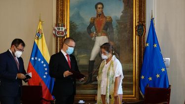 Jorge Arreaza, canciller del régimen de Maduro, junto a la embajadora de la Unión Europea en Caracas, Isabel Brilhante.