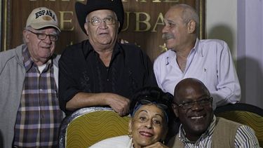 En la gráfica Omara Portuondo y Jesus Aguaje Ramos, al frente, y Luis Manuel Guajiro Mirabal, Eliades Ochoa y Barbarito Torres, arriba de izquierda a derecha ( Foto: AP)