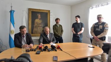 El Procurador General de la República de Mar del Plata, Daniel Adler (centro), y el fiscal federal Carlos Martínez (izquierda) ofrecen una conferencia de prensa frente a una pintura, identificada por el periódico holandés AD como Retrato de una dama, del retratista barroco italiano Giuseppe Ghislandi (1655-1743), presuntamente robada por los nazis a un coleccionista de arte judío holandés.&nbsp;
