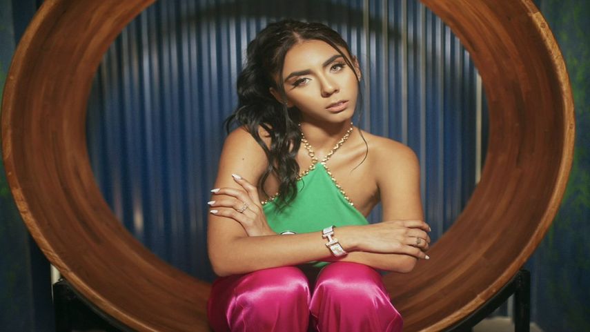 La cantante ecuatoriana Naomi V presenta el tema La baby.