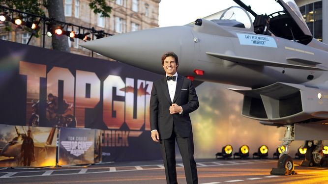 Tom Cruise posa para la prensa durante el estreno británico de Top Gun Maverick, en Londres, el jueves 19 de mayo de 2022. La cinta compite en la edición 2023 de los Globos de Oro.&nbsp;