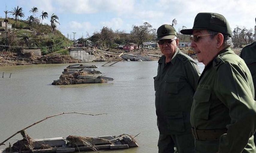 El gobernante cubano, Raúl Castro, recorre el lugar donde estaba el puente de cerca de 300 metros sobre el río Toa, que daba acceso desde Baracoa a Holguín y que fue derribado por el huracán Matthew.